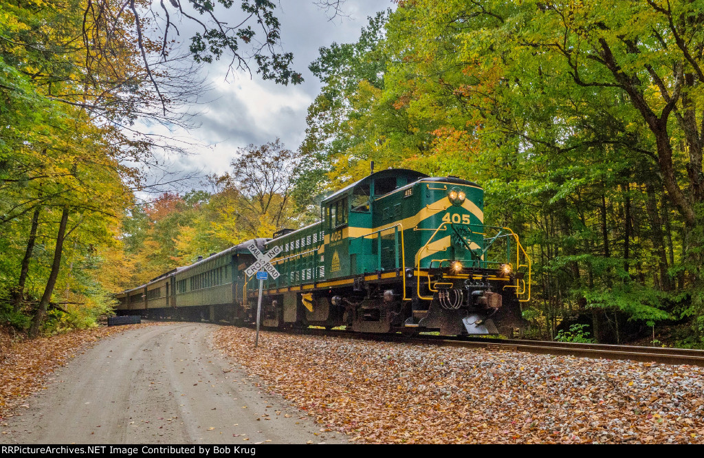 GMRC 405 hauling the Green Mountain Flyer through Cavendish Gulf